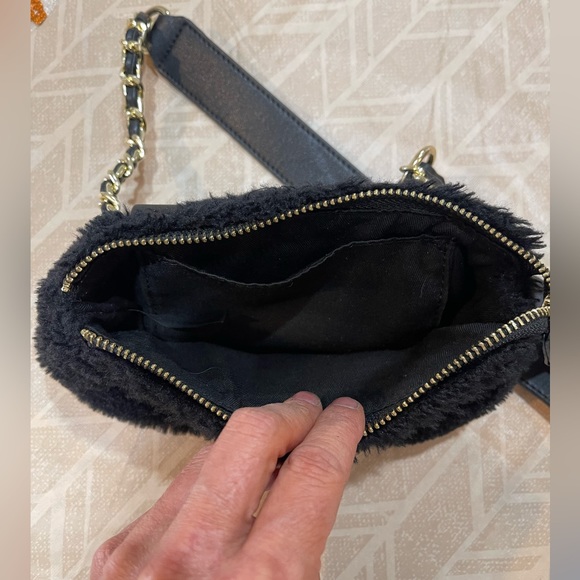 Black & Gold Fluffy Crossbody/Fanny pack bag - Picture 6 of 9